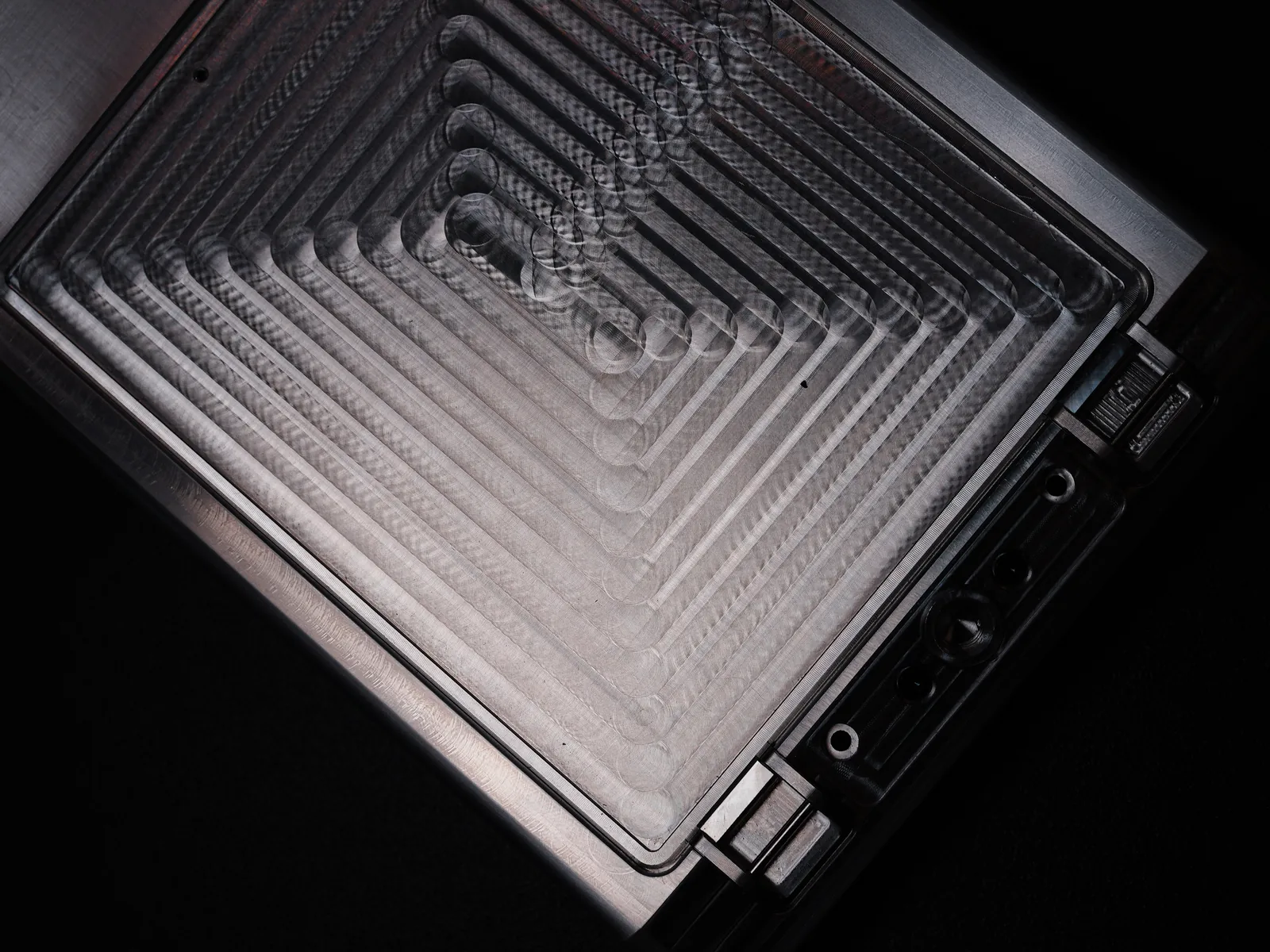 PF66 机身内部 CNC 加工细节